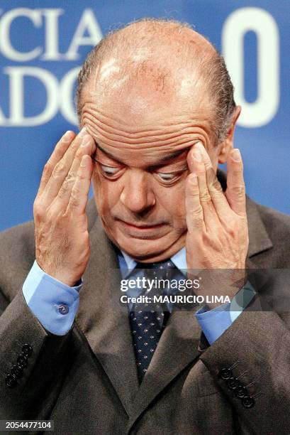 Brazilian Democracy Party Candidate, Jose Serra, prepares himself during a meeting 25 September 2002, with students, workers and journalists in Sao...