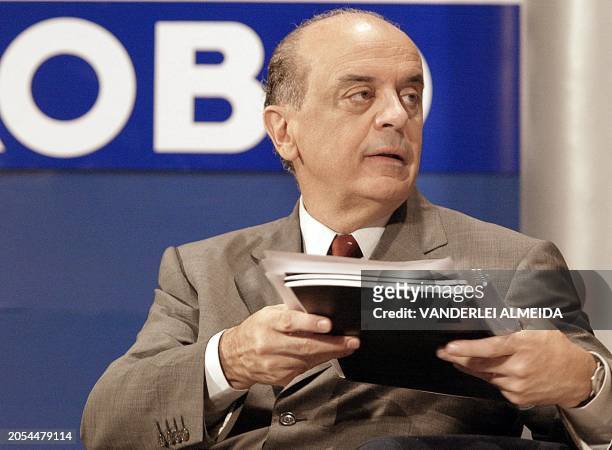 Presidential candidate Jose Serra answers questions for "O Globo" journalists 09 September 2002 during a press conference in Rio de Janeiro, Brazil....