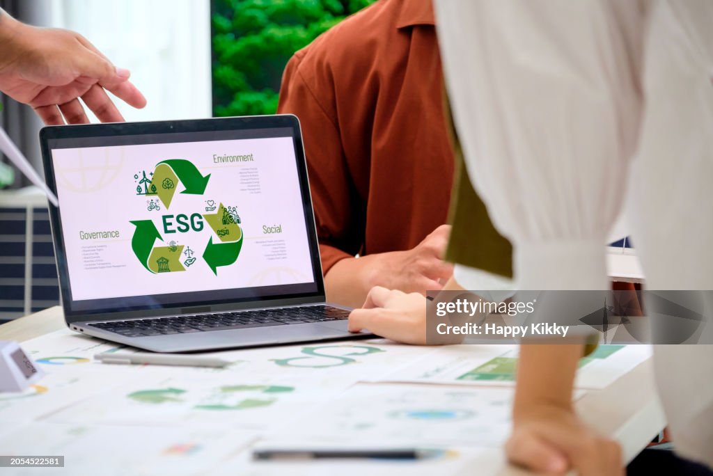 Grupo de negócios ESG reunião meio ambiente, sociedade e governança, discutindo energia renovável turbina eólica painel solar, eco-friendly net zero emissão ética de negócios, reduzir a pegada de carbono poluição gases de efeito estufa reutilizar