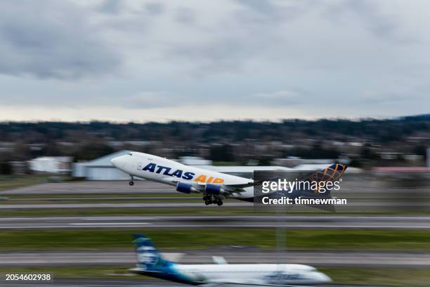atlas air jet hebt am portland international airport ab - airport terminal portland oregon stock-fotos und bilder