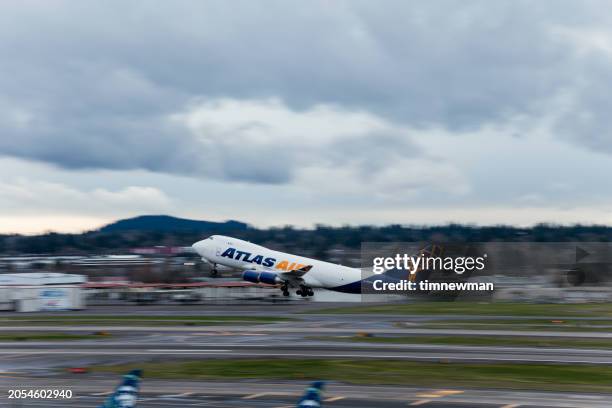 atlas air jet hebt am portland international airport ab - airport terminal portland oregon stock-fotos und bilder