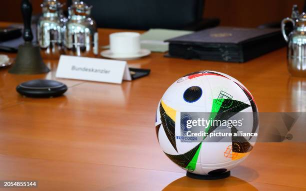 March 2024, Berlín: The official ball of Euro 2024, which is being held in Germany, presides over the government cabinet meeting in Berlin with 100...