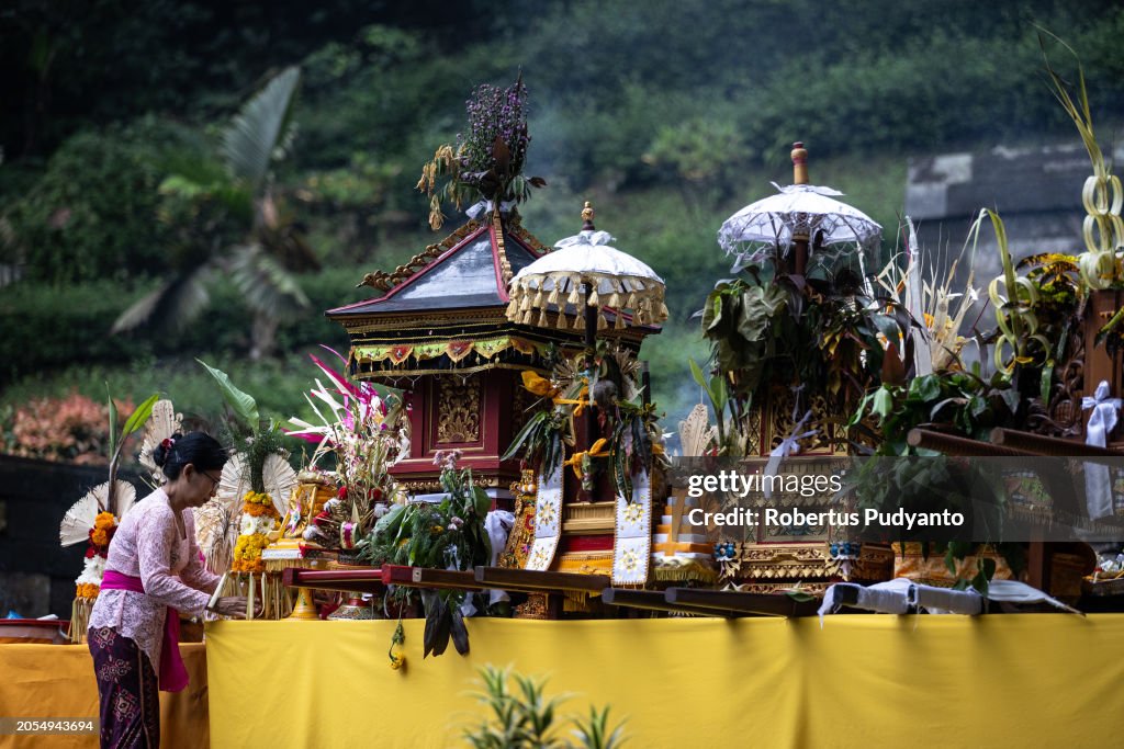 Indonesian Ritual Indonesian Hindu devotees prepare offerings and flowers during the ...