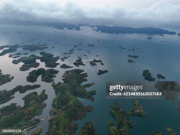 china, hangzhou, qiandao lake scenic area, aerial view - 浙江省 - fotografias e filmes do acervo