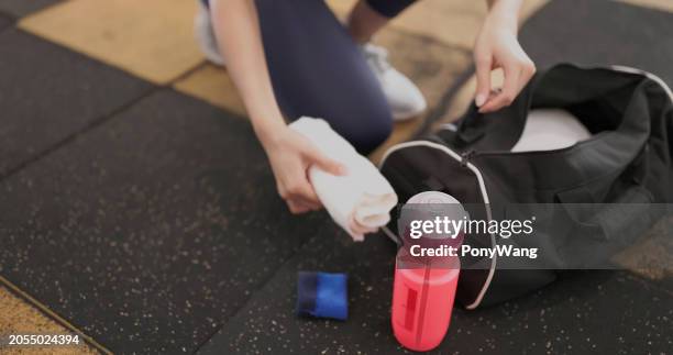 female ready sporting at gym - bottle making stock pictures, royalty-free photos & images