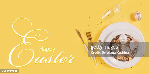 table place setting with easter eggs and inscription happy easter - golden egg restaurant fotografías e imágenes de stock