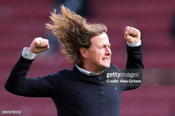 Head coach Bo Henriksen of Mainz reacts in front of the fans prior to the Bundesliga match between 1. FSV Mainz 05 and Borussia Mönchengladbach at...