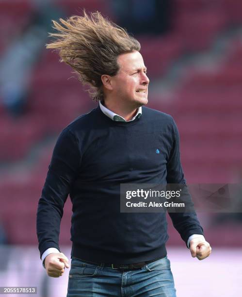 Head coach Bo Henriksen of Mainz reacts in front of the fans prior to the Bundesliga match between 1. FSV Mainz 05 and Borussia Mönchengladbach at...