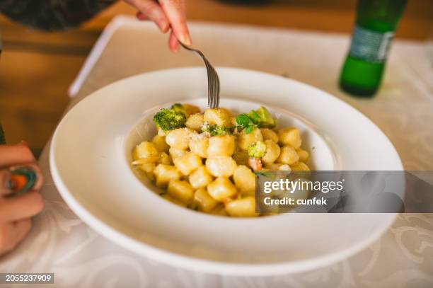 gnocchi mit gemüse auf dem teller - gnocchi stock-fotos und bilder