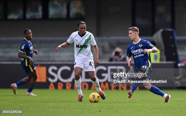 Tomas Suslov of Hellas Verona FC passes the ball Armand Lauriente of US Sassuolo under pressure during the Serie A from IM match between Hellas...