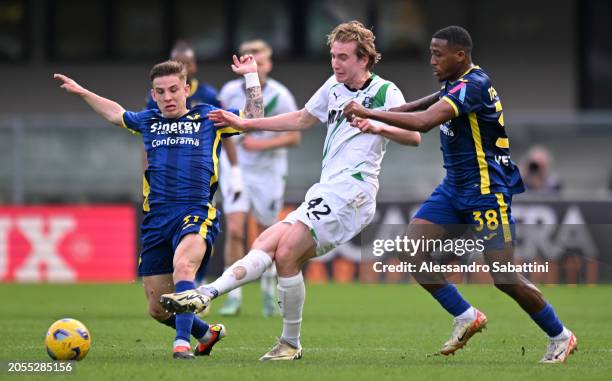 Kristian Thorstvedt of US Sassuolo is challenged by Jackson Tchatchoua and Tomas Suslov of Hellas Verona FC during the Serie A TIM match between...