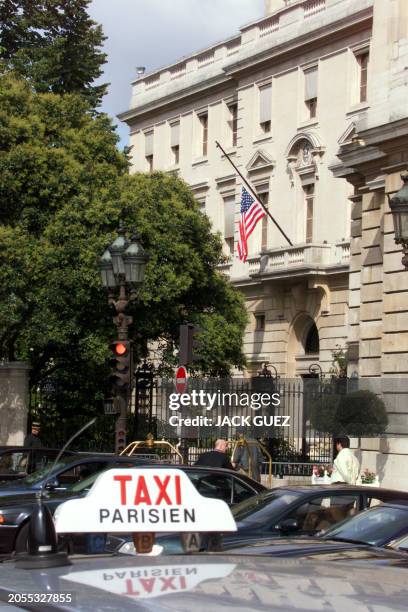 Le drapeau américain est en berne, le 12 septembre 2001 à l'ambassade américaine à Paris, au lendemain des attentats sanglants aux Etats-Unis. Les...