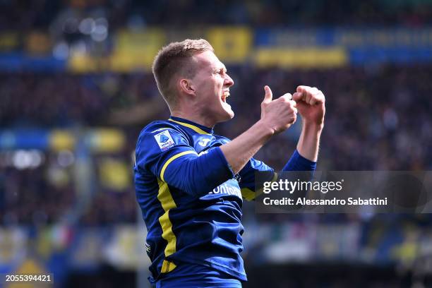 Karol Swiderski of Hellas Verona FC celebrates scoring his team's first goal during the Serie A TIM match between Hellas Verona FC and US Sassuolo -...