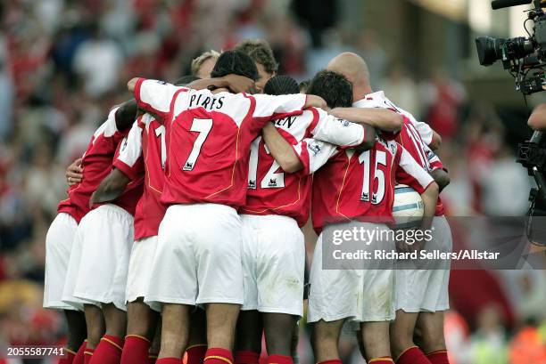 August 22: Arsenal Players celebrates After Winning the Premier League match between Arsenal and Middlesbrough at Highbury on August 22, 2004 in...