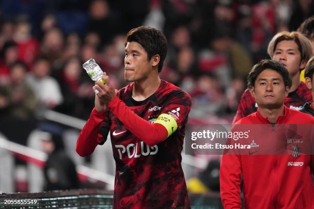 Hiroki Sakai of Urawa Red Diamonds applauds fans after the J.LEAGUE MEIJI YASUDA J1 2nd Sec. Match between Urawa Red Diamonds and Tokyo Verdy at...