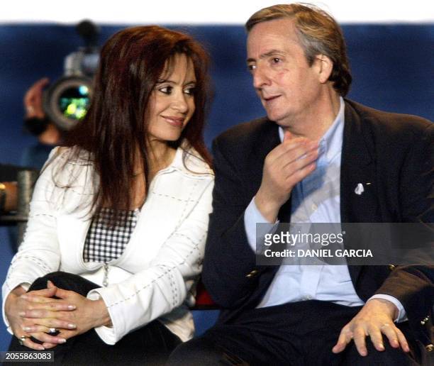 Argentine presidential candidate for the Victory Front, Néstor Kirchner, and his wife Cristina Fernández de Kirchner sing the Argentine anthem 02...