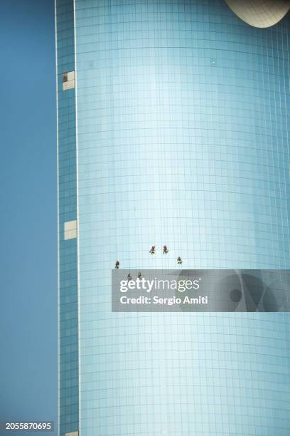 rope access window cleaners on riyadh kingdom centre - abseiling stock pictures, royalty-free photos & images