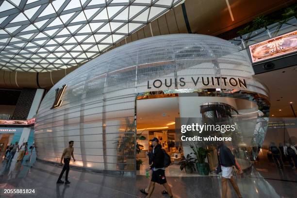 louis vuitton store in hamad international airport, doha, katar - airport shopping stock-fotos und bilder