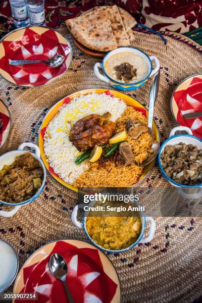 saudi chicken kabsa, goursan, hamees and margoog - cucina del medio oriente foto e immagini stock