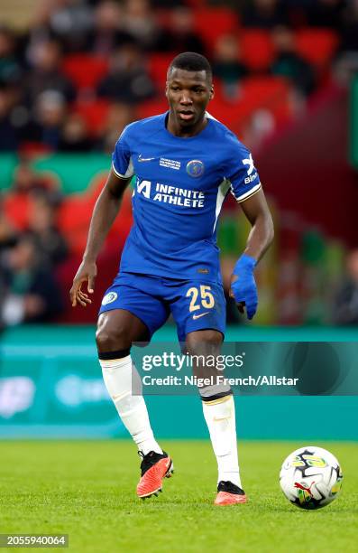 Moises Caicedo of Chelsea on the ball during the Carabao Cup Final match between Chelsea and Liverpool at Wembley Stadium on February 25, 2024 in...