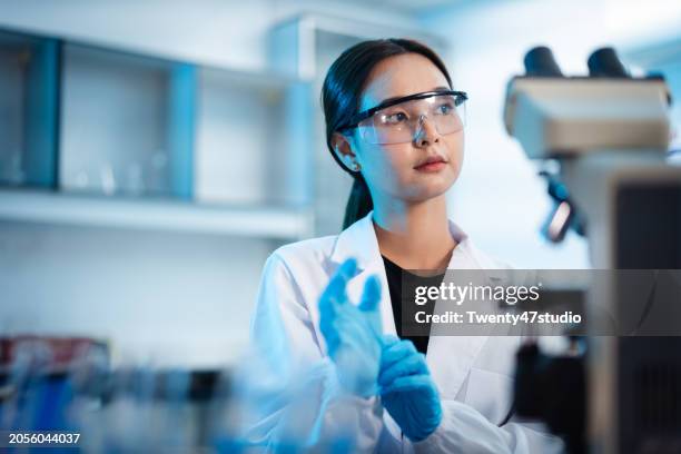 young asian scientist working in the laboratory - ricerca scientifica foto e immagini stock