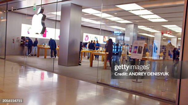 paris. apple store. - apple store milano stock pictures, royalty-free photos & images