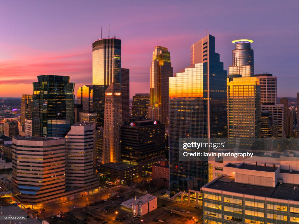 Skyline von Minneapolis bei Sonnenuntergang