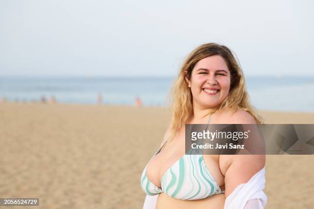porträt einer fröhlichen plus-size-frau im bikini am strand - big fat white women stock-fotos und bilder