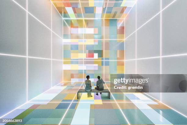 pareja en galería de realidad virtual - interactividad fotografías e imágenes de stock