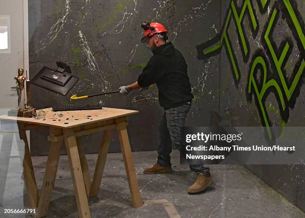 Computer Smash Building Computer Smash Photos et images de collection - Getty Images