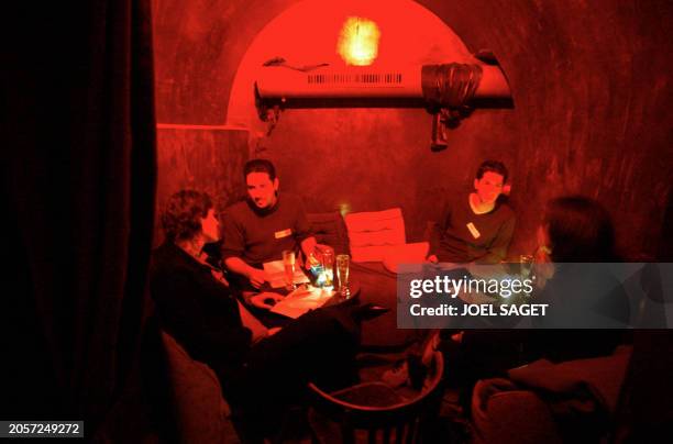 Deux couples font connaissance dans un bar de Paris, le 13 février 2003, dans le cadre d'une soirée de "speed dating" organisée par l'agence...
