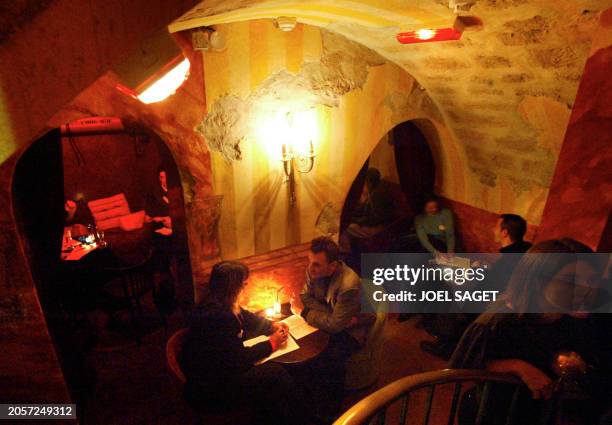 Des couples font connaissance dans un bar de Paris, le 13 février 2003, dans le cadre d'une soirée de "speed dating" organisée par l'agence...