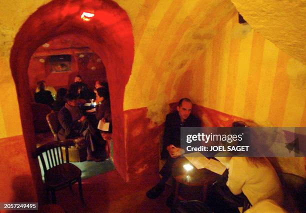 Des couples font connaissance dans un bar de Paris, le 13 février 2003, dans le cadre d'une soirée de "speed dating" organisée par l'agence...