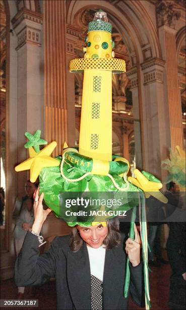 Photo prise le 25 novembre 1996 à l'Hôtel de Ville de Paris lors de la traditionnelle fête de la Sainte-Catherine célébrant les jeunes femmes...