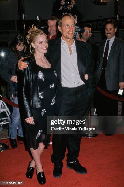 American actors Elisabeth Shue and Woody Harrelson attend the film premiere of Volker Schlondorff's 'Palmetto' at Mann's Village Theater, Westwood,...
