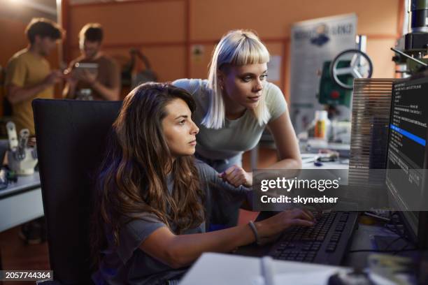 Female Computer Lab 8,307 Students In A Computer Lab Stock Photos, High-Res Pictures, and ...