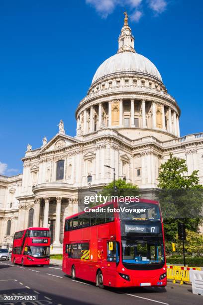 bus rouges à impériale de londres sous la cathédrale saint-paul - cathédrale saint paul londres photos et images de collection