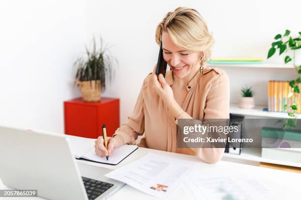 female hr recruiter talking with job applicant by phone call in the office - reclutador fotografías e imágenes de stock