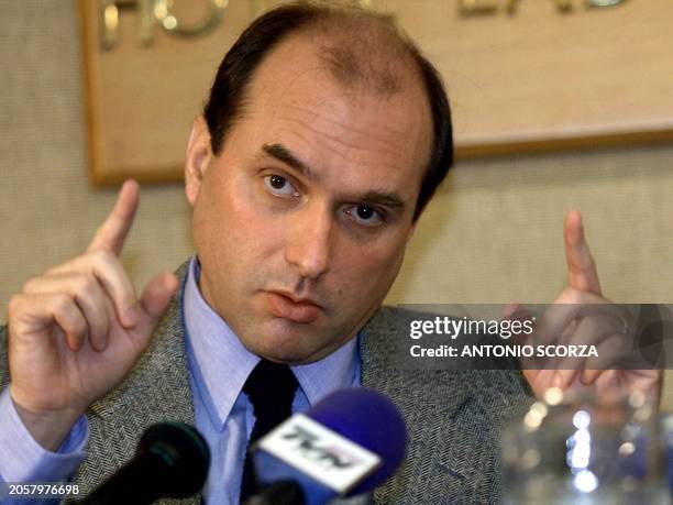 Francisco Tudela, vice presidential candidate of Peru, takes questions from the press 25 May 2000. Francisco Tudela, candidato a la vice presidencia...