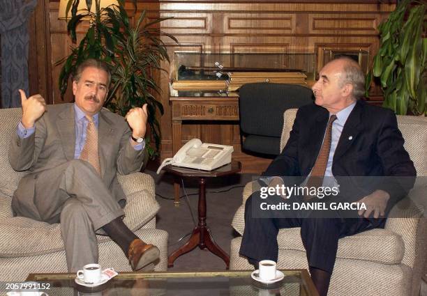 Argentinian presidential candidate Fernando de la Rua talks with Columbian president Andres Pastrana 09 December 1999 in Buenos Aires, Argentina. El...