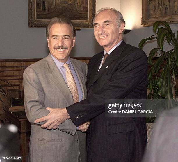 Argentinian presdential candidate Fernando de la Rua greets Columbian president Andres Pastrana 09 December 1999 in Buenos Aires, Argentina. El...