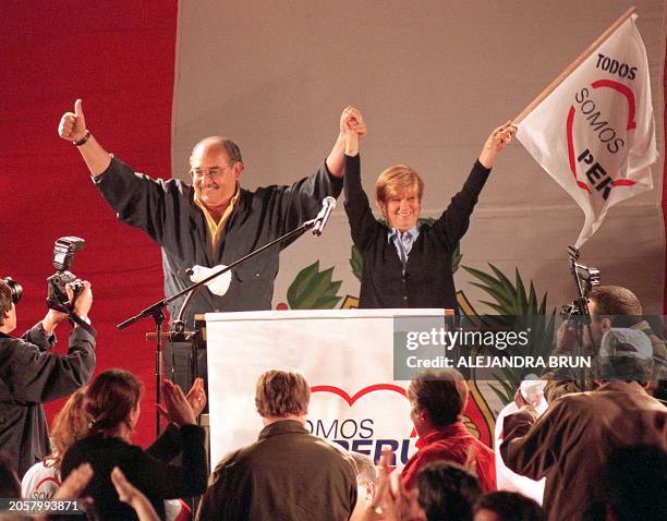 Lima's Mayor Alberto Andrade , accompanied by his wife Anita Botero, greets supporters as he declares his candidacy for president 12 November 1999 in...