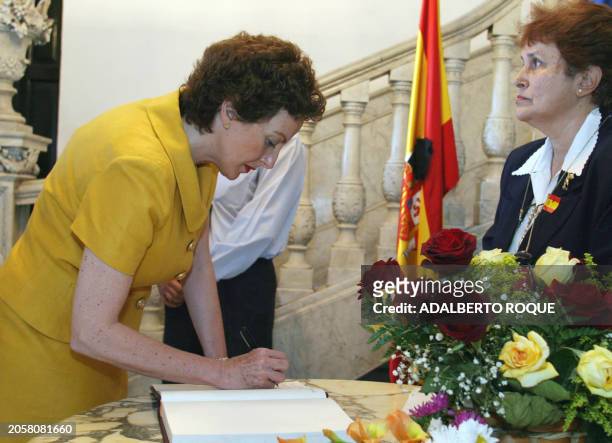 Roberta Lajous embajadora de Mexico en Cuba, firma el libro de condolencias en la Embajada de España, en La Habana, el 12 de marzo de 2004. Cientos...