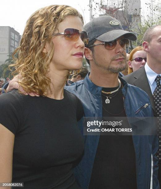 El cantautor espanol Alejandro Sanz junto a su esposa, la modelo mexicana Jaydy Mitchell se presentan junto a la Fuente de las Cibeles en la Ciudad...