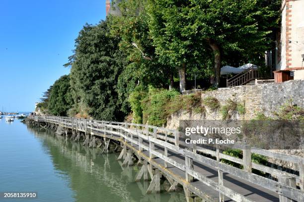 pornic, footbridge that runs along the castle in the bay. - océan atlantique fotografías e imágenes de stock