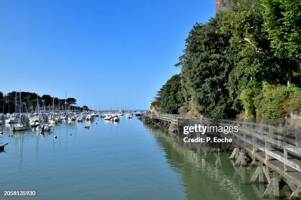 pornic, footbridge that runs along the castle in the bay. - océan atlantique 個照片及圖片檔