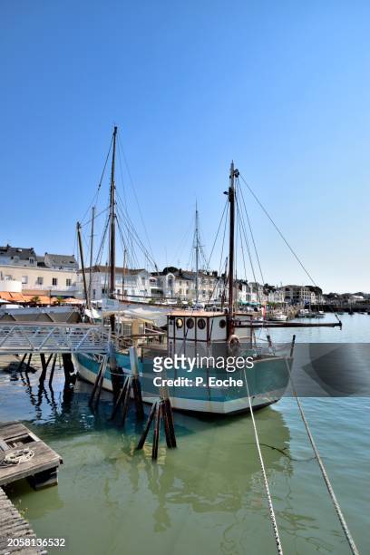 pornic, fishing boats in the harbor. - océan atlantique stock pictures, royalty-free photos & images