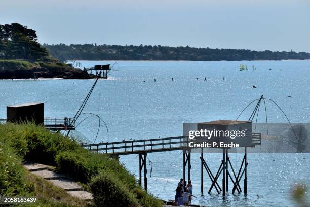 pornic, the traditional fisheries ("carrelets" fishing huts) - océan atlantique fotografías e imágenes de stock