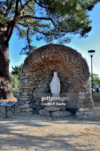 plaine-sur-mer, the cave of the virgin. canton of pornic. pays de retz, loire atlantique, pays de la loire, france - océan atlantique stockfoto's en -beelden