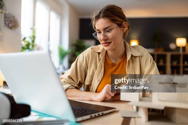 female architecture student learning online - bâtiment écologique photos et images de collection